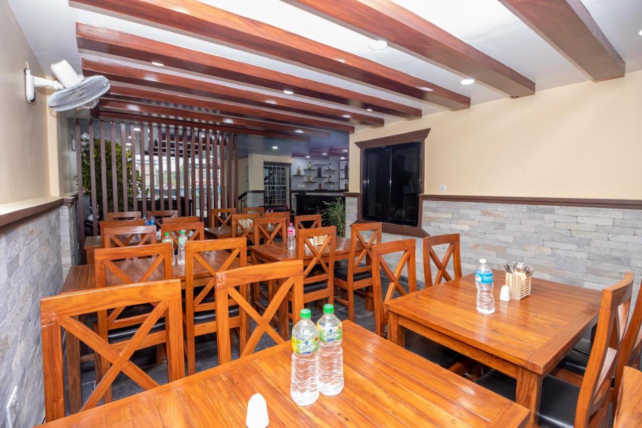 Oyo 253 Hotel Pinnacle Pokhara Esterno foto