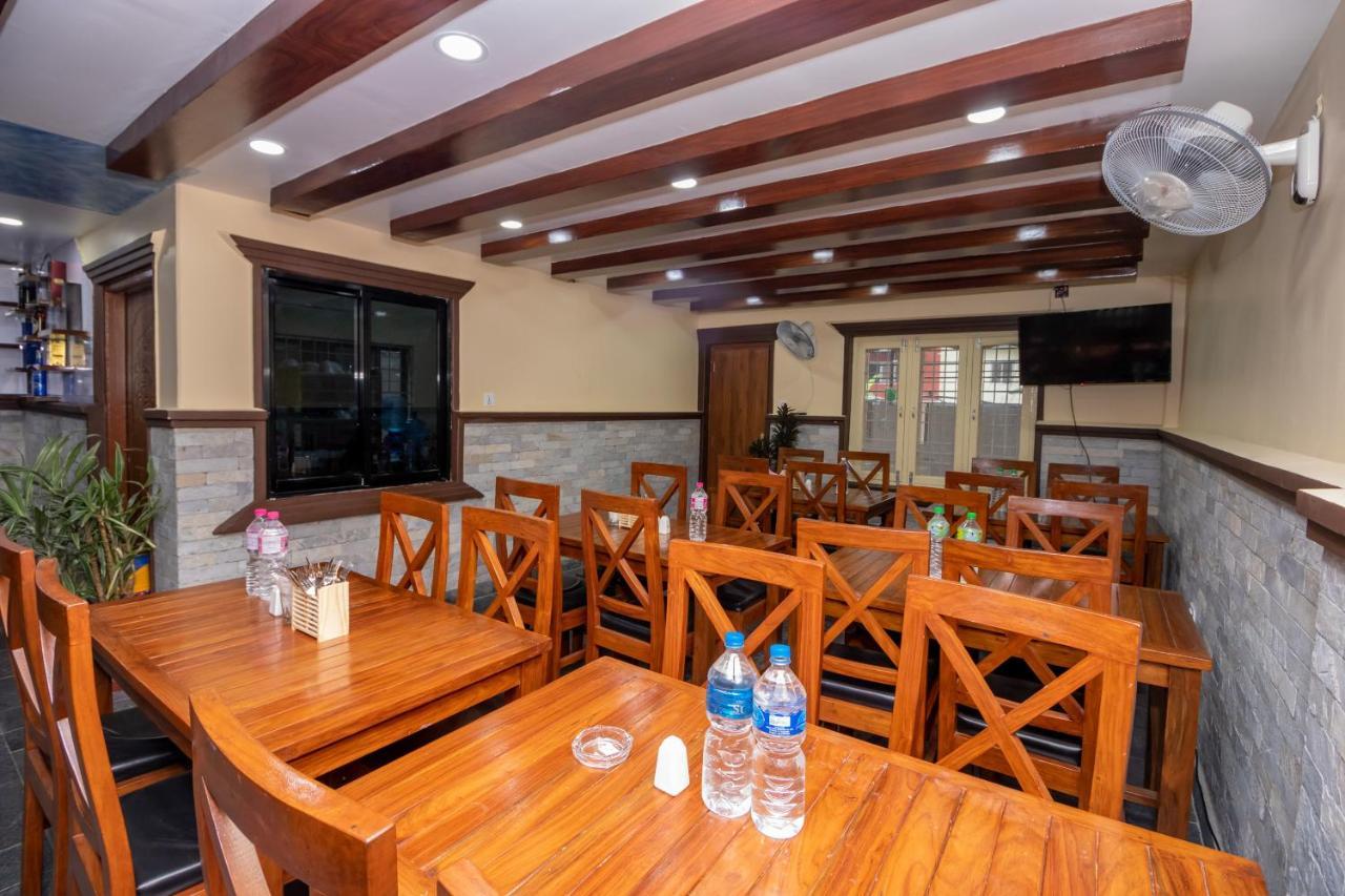 Oyo 253 Hotel Pinnacle Pokhara Esterno foto